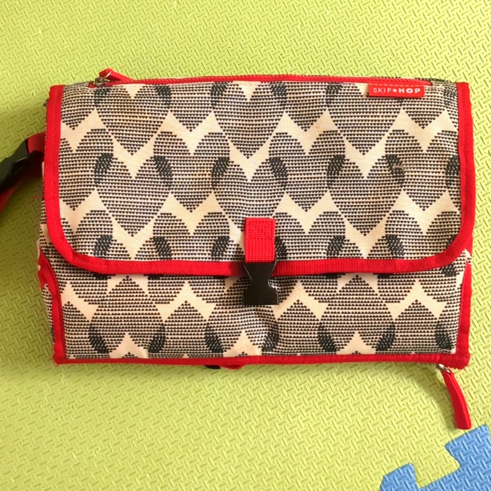 Skip Hop Pronto Changing Station mat-to-go ❤️🖤